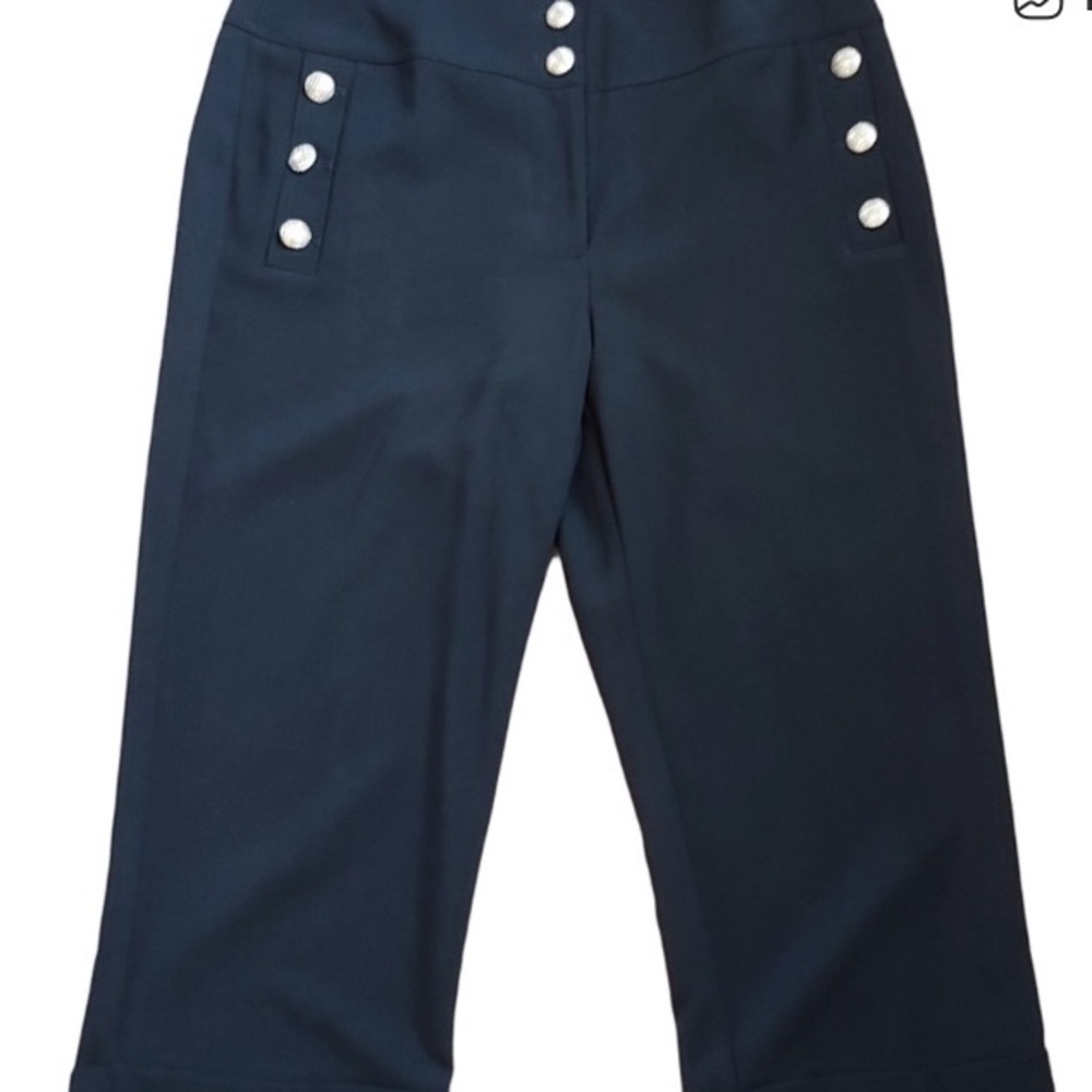 Chicos cropped pants in Black with Gold Detail. Size 1